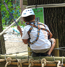 Child reading an indication panel to practice the workshop