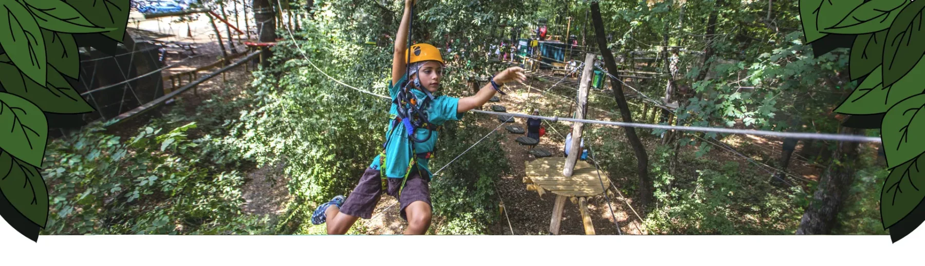 Enfant sur une tyrolienne du parcours aventure